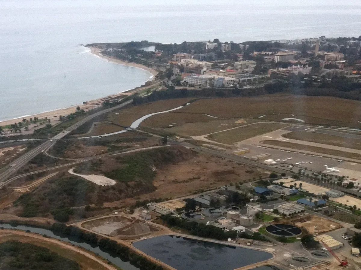 Vista aérea da Goleta Beach e do campus da UCSB no passeio de helicóptero praias e costa de Santa Bárbara