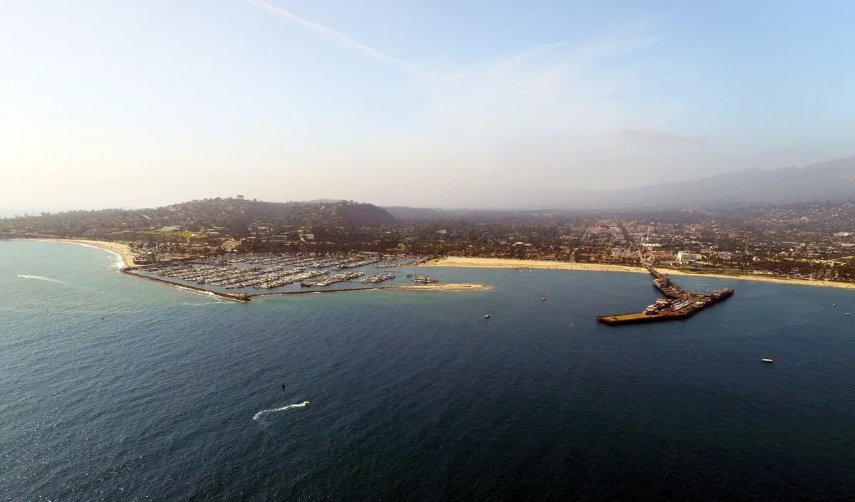 Panoramica aerea della costa di Santa Barbara e delle colline sotto cieli californiani soleggiati