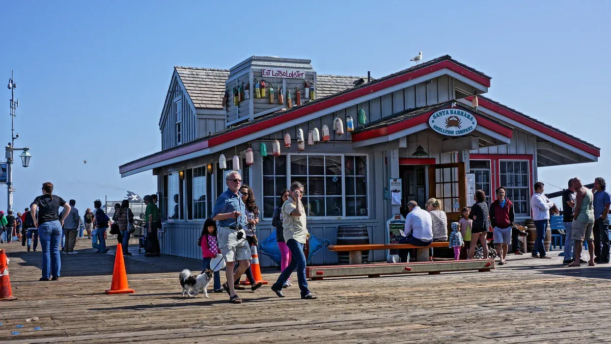 Il molo di Stearns Wharf che si estende nel porto di Santa Barbara visto dall'alto